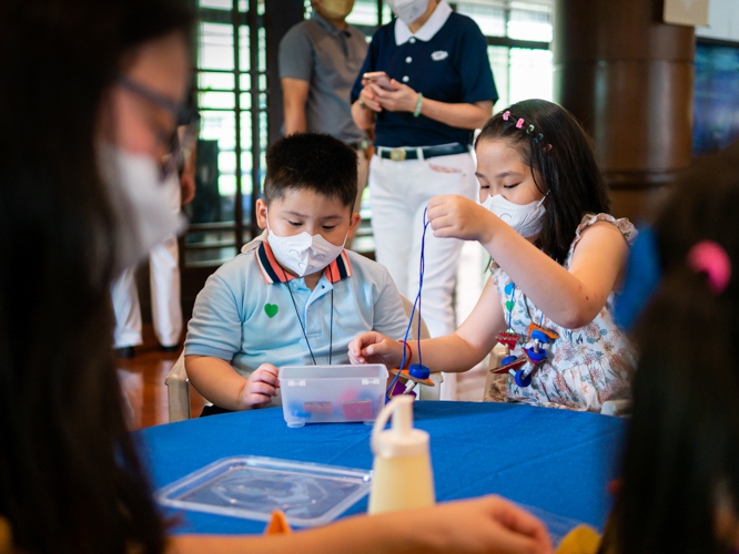 Kids of all ages making crafts【Photo by Daniel Lazar】