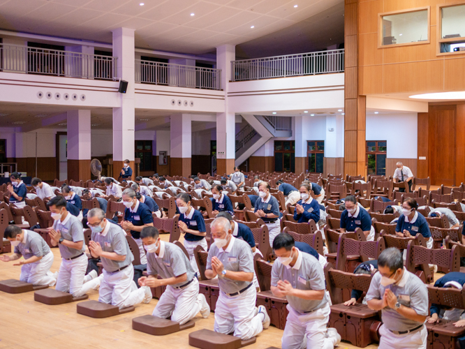Volunteers paying their respects and praying the Sutra.【Photo by Daniel Lazar】