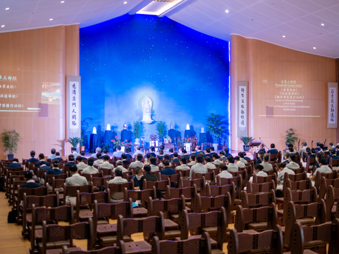 The Lotus Sutra being presented to Tzu Chi volunteers and Commissioners. 【Photo by Daniel Lazar】