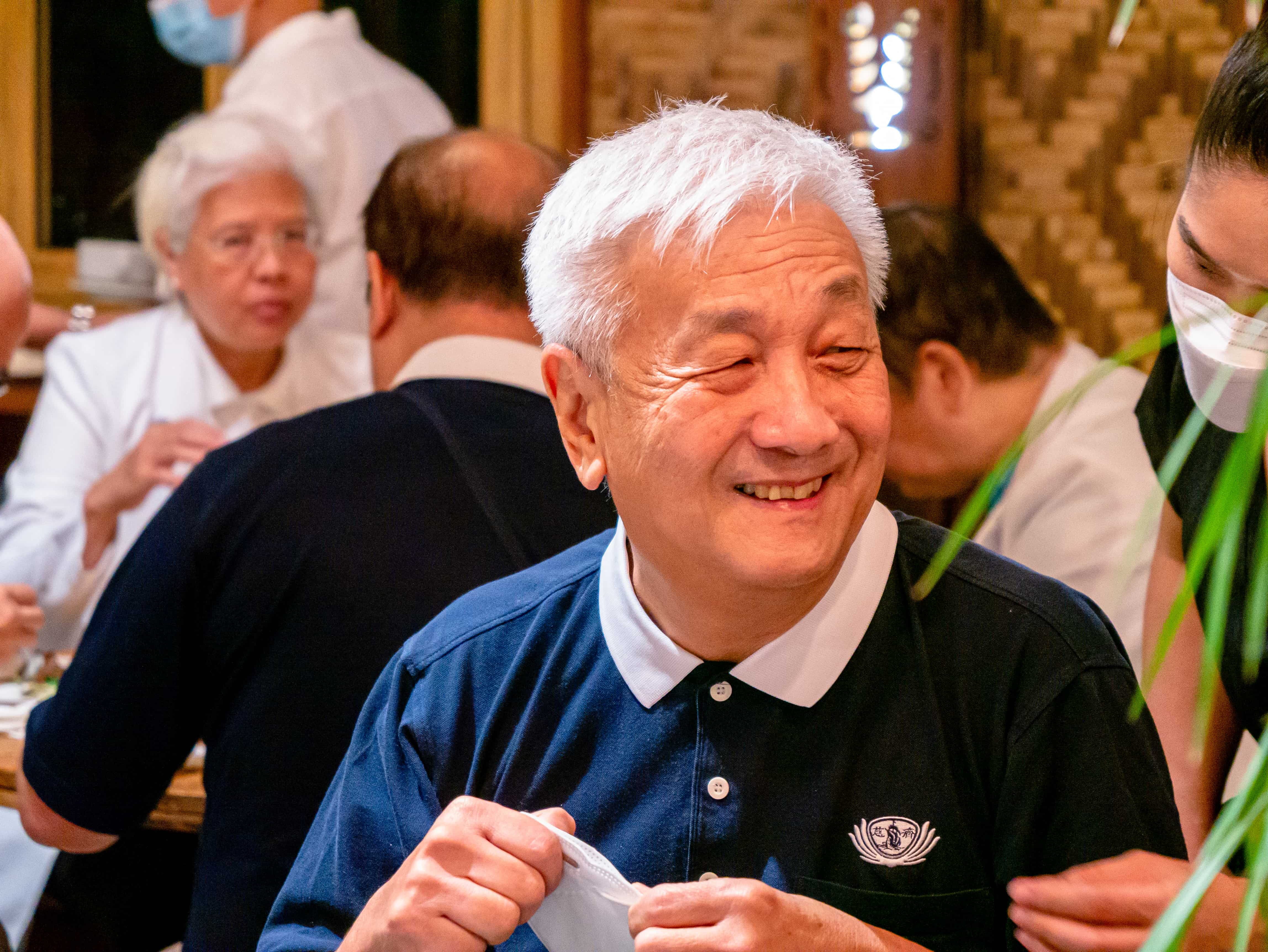 Tzu Chi CEO Henry Yunez talking to guests in the Coffee Shop.【Photo by Daniel Lazar】