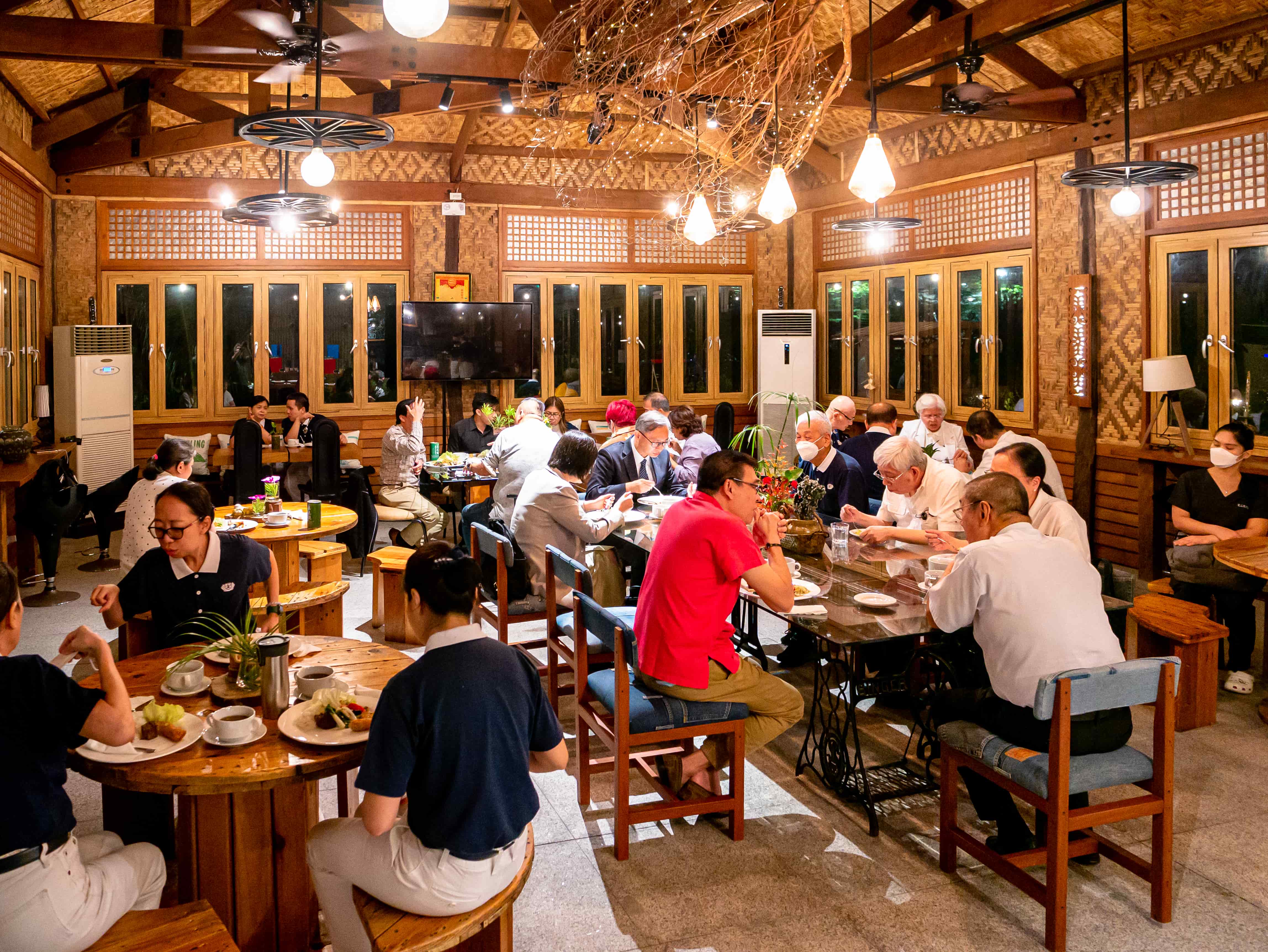 Doctors and guests having dinner at the Coffee Shop prior to Dr. Li's symposium.【Photo by Daniel Lazar】