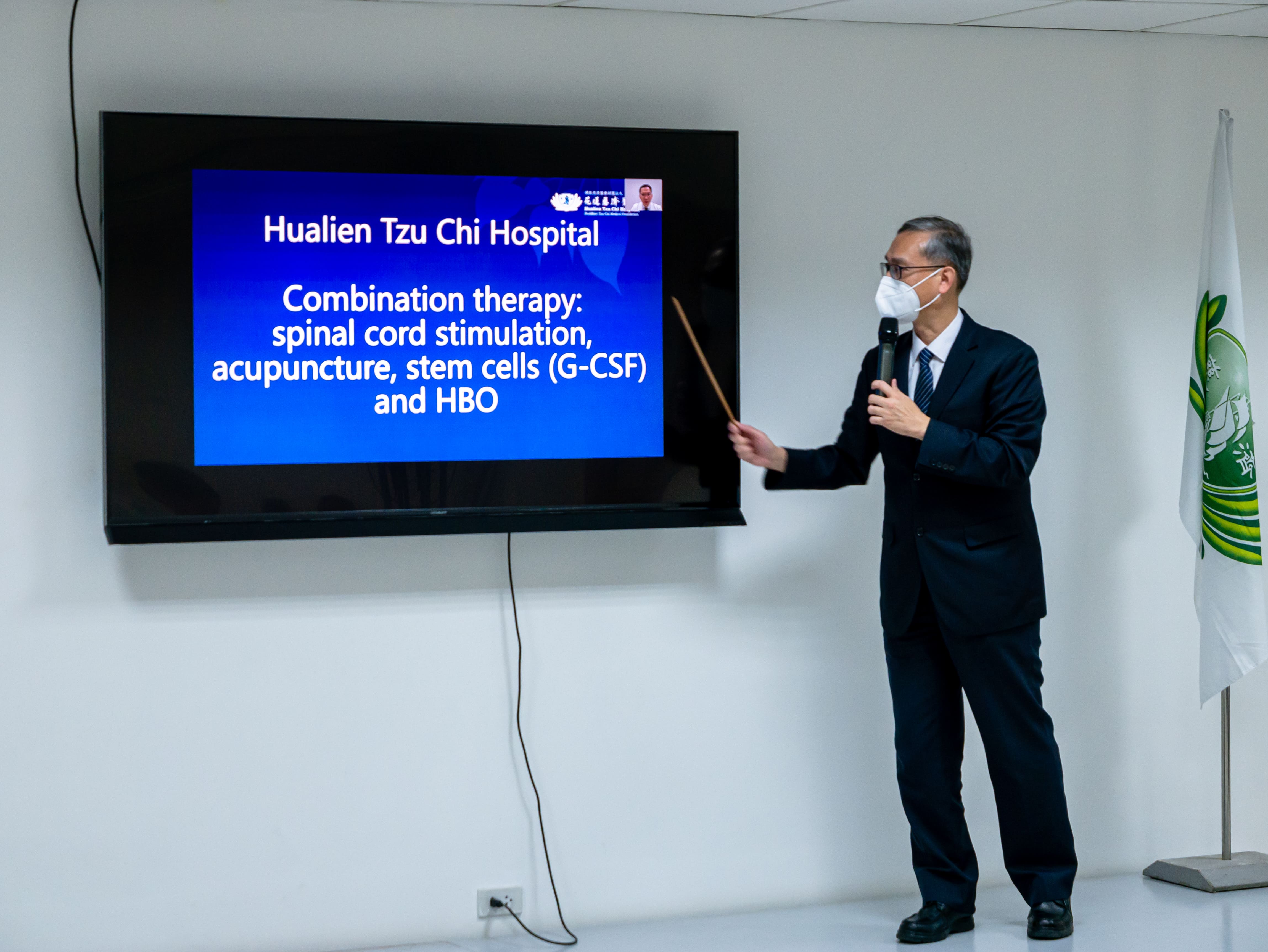  Dr. Li's medical pressentation in Harmony Hall.【Photo by Daniel Lazar】