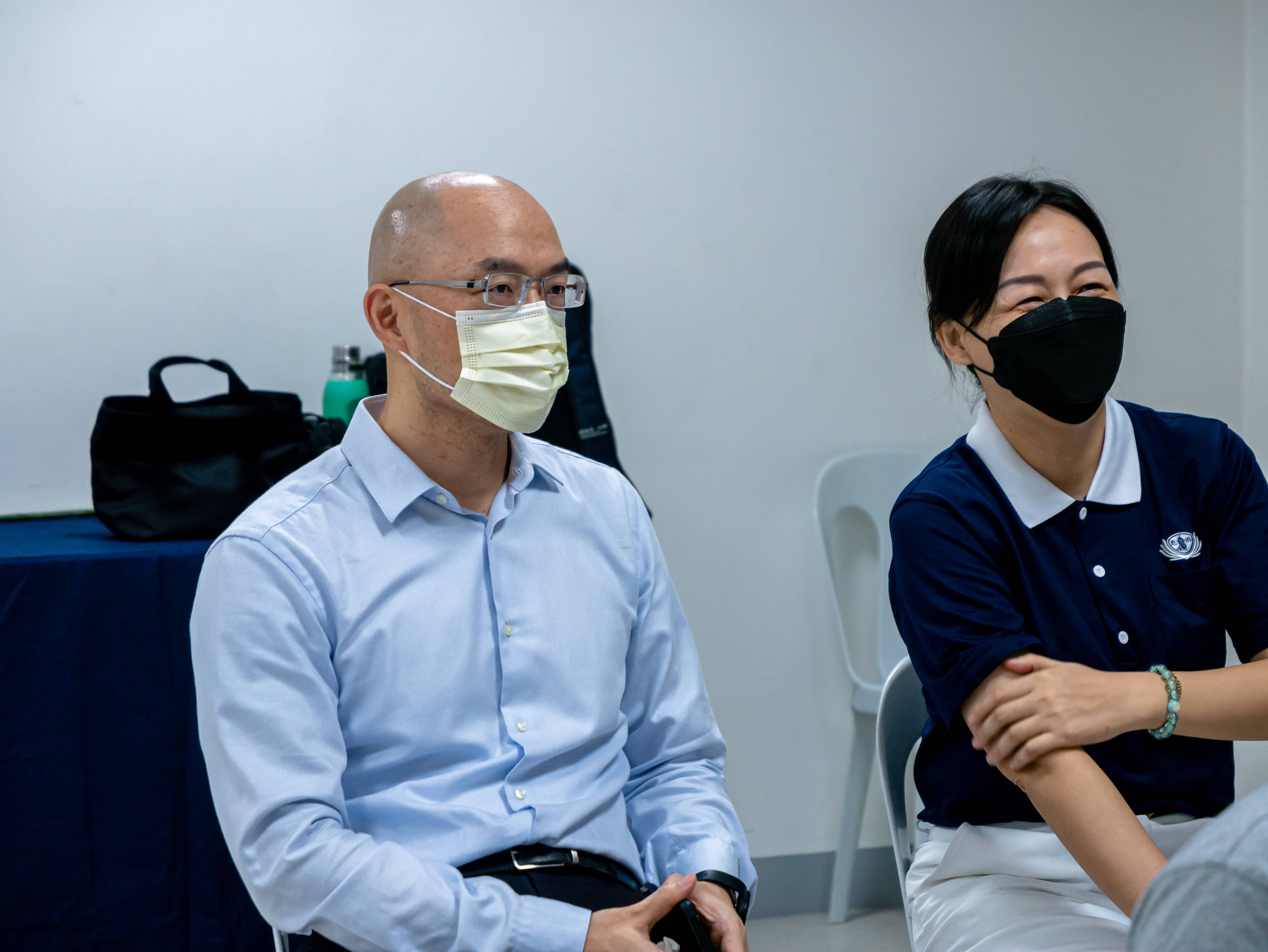 George Su with Tzu Chi volunteer at the medical symposium.【Photo by Daniel Lazar】