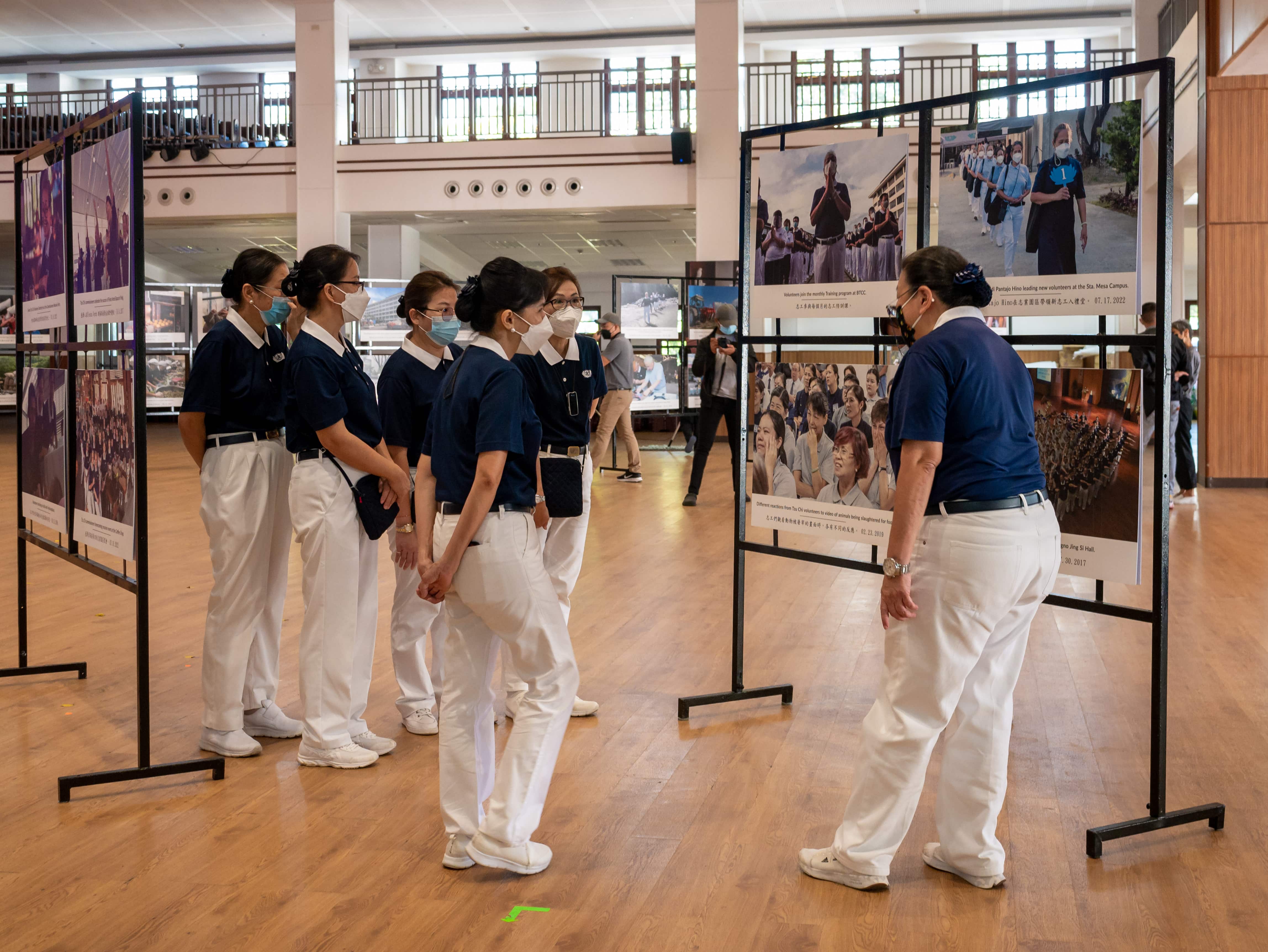 Tzu Chi volunteers are given a tour of the gallery by Commissioner Judy Lao.【Photo by Daniel Lazar】