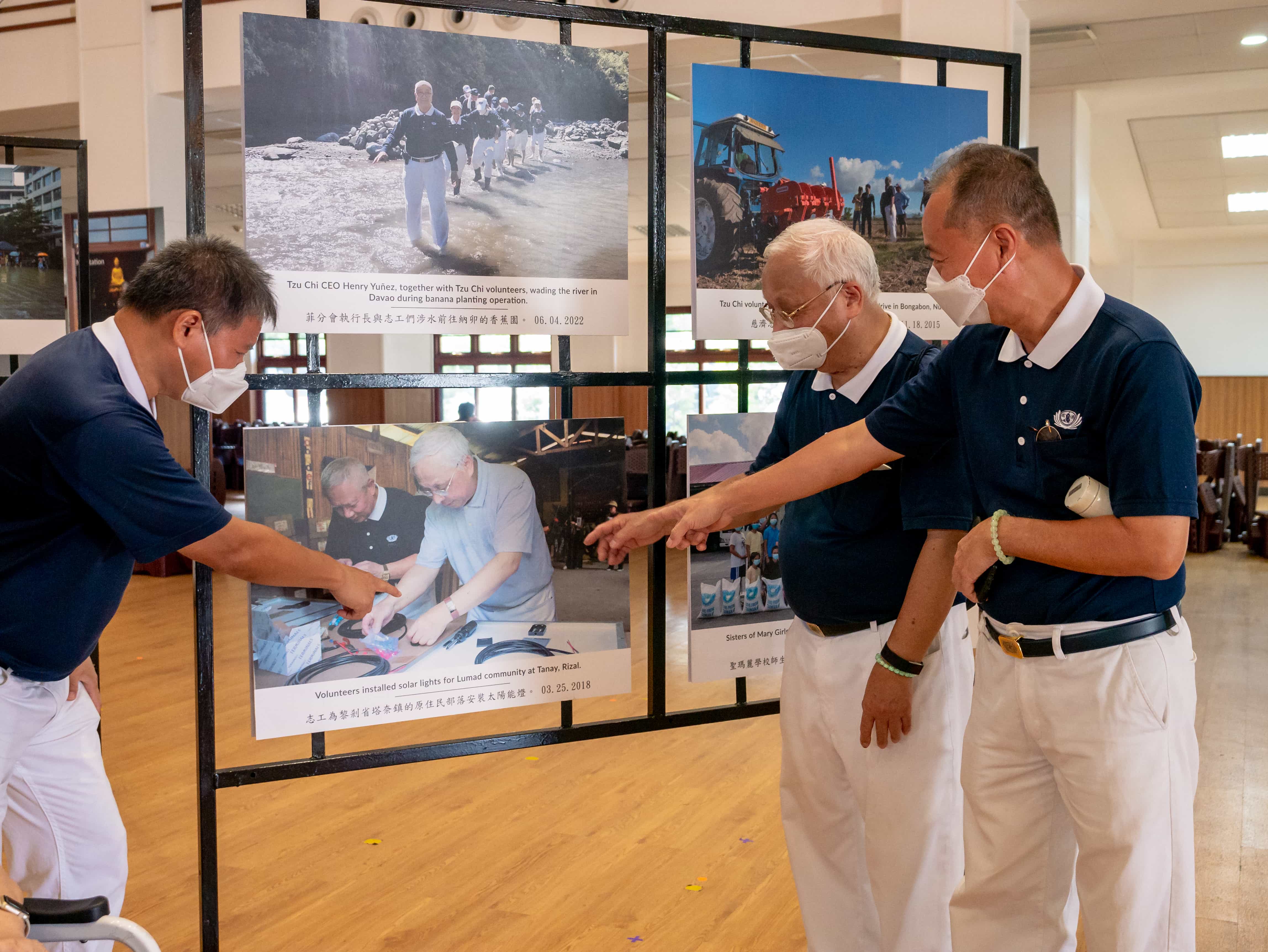 Tzu Chi Commissioner James Cheng finding his photo from a previous relief operation.【Photo by Daniel Lazar】