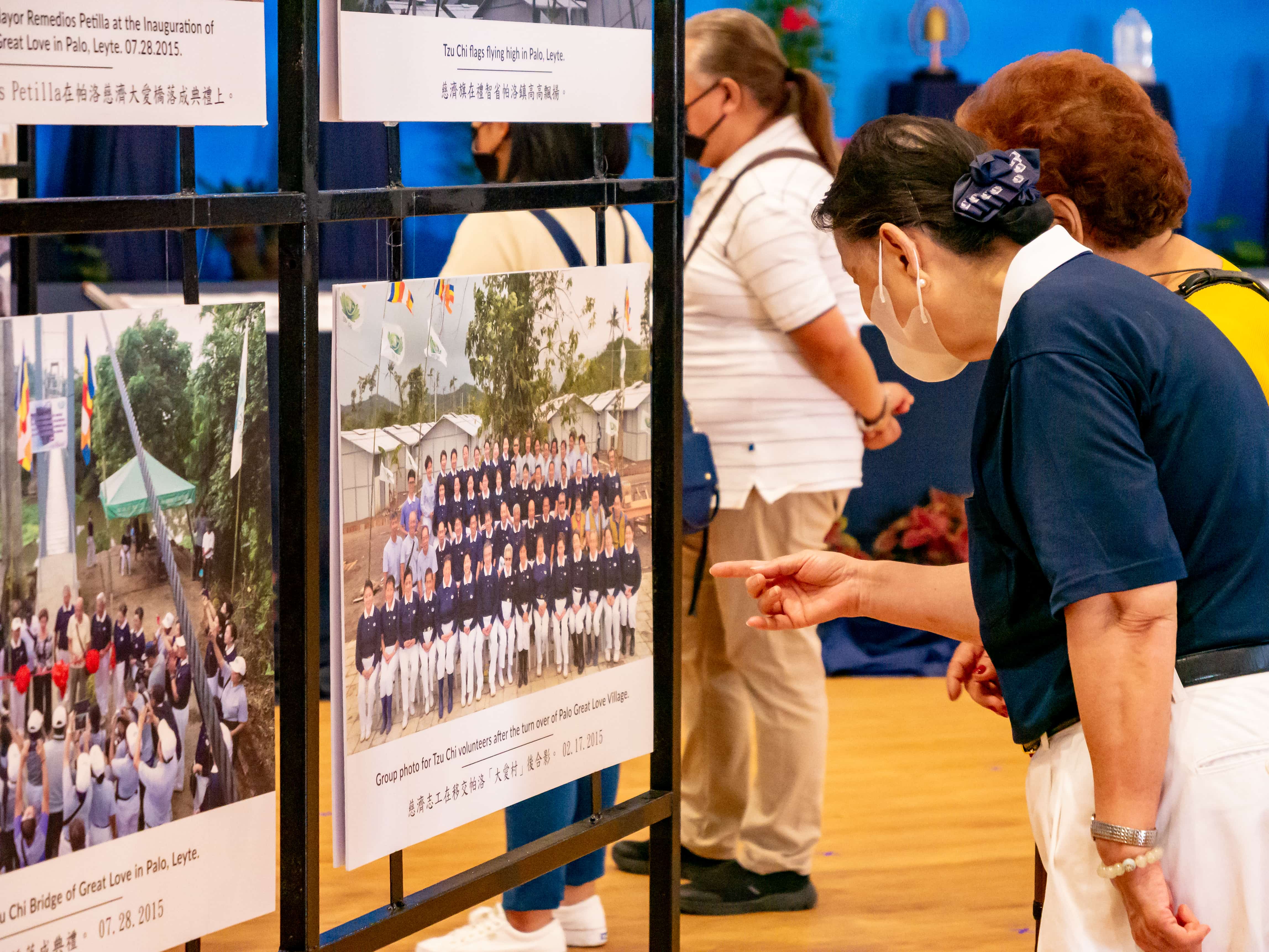 Volunteers pointing to their photo in the group.【Photo by Daniel Lazar】