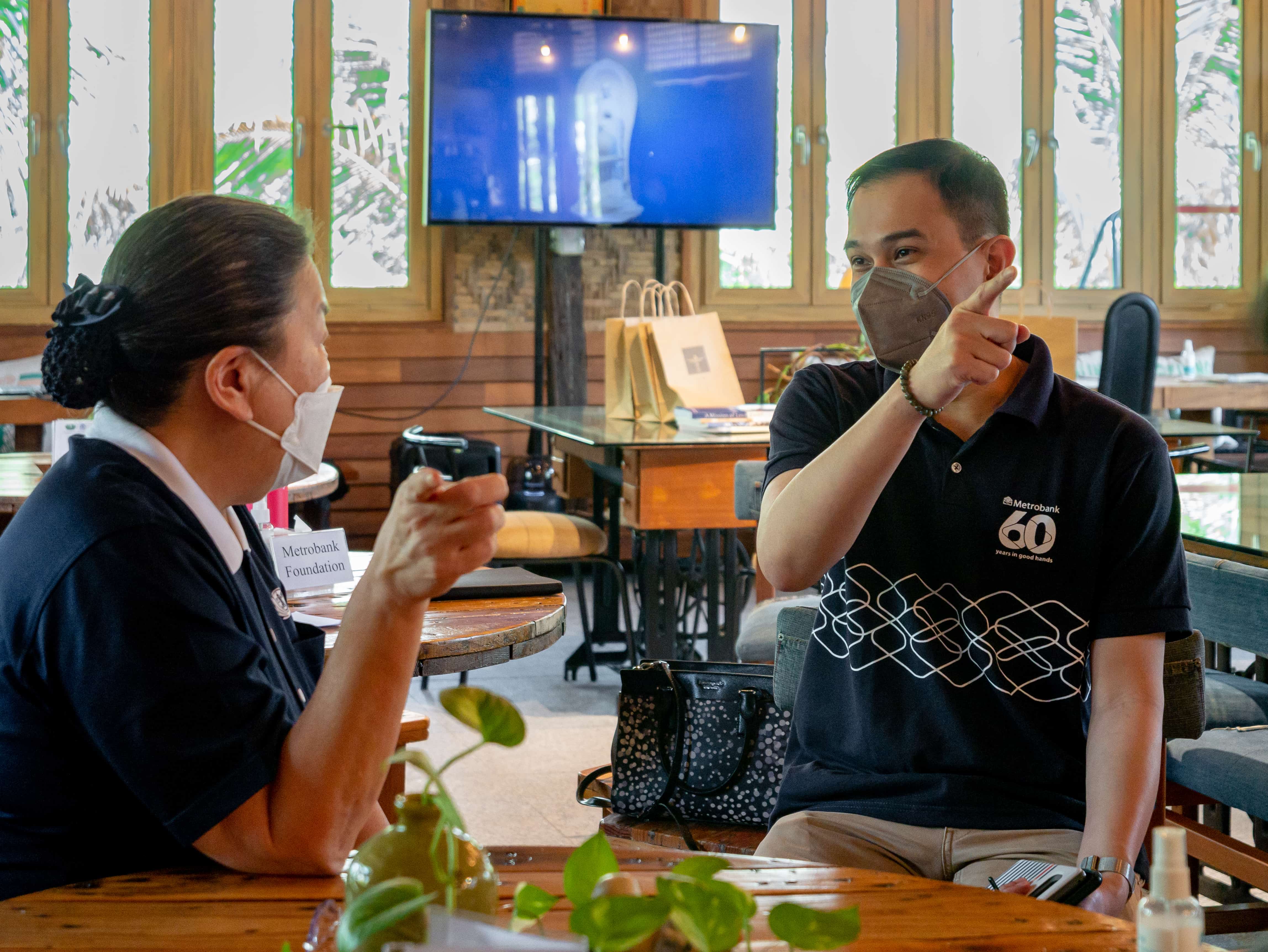 MBFI VP, Philip Dy, discussing the Tzu Chi Campus with Head of Communications, Judy Lao. 【Photo by Daniel Lazar】
