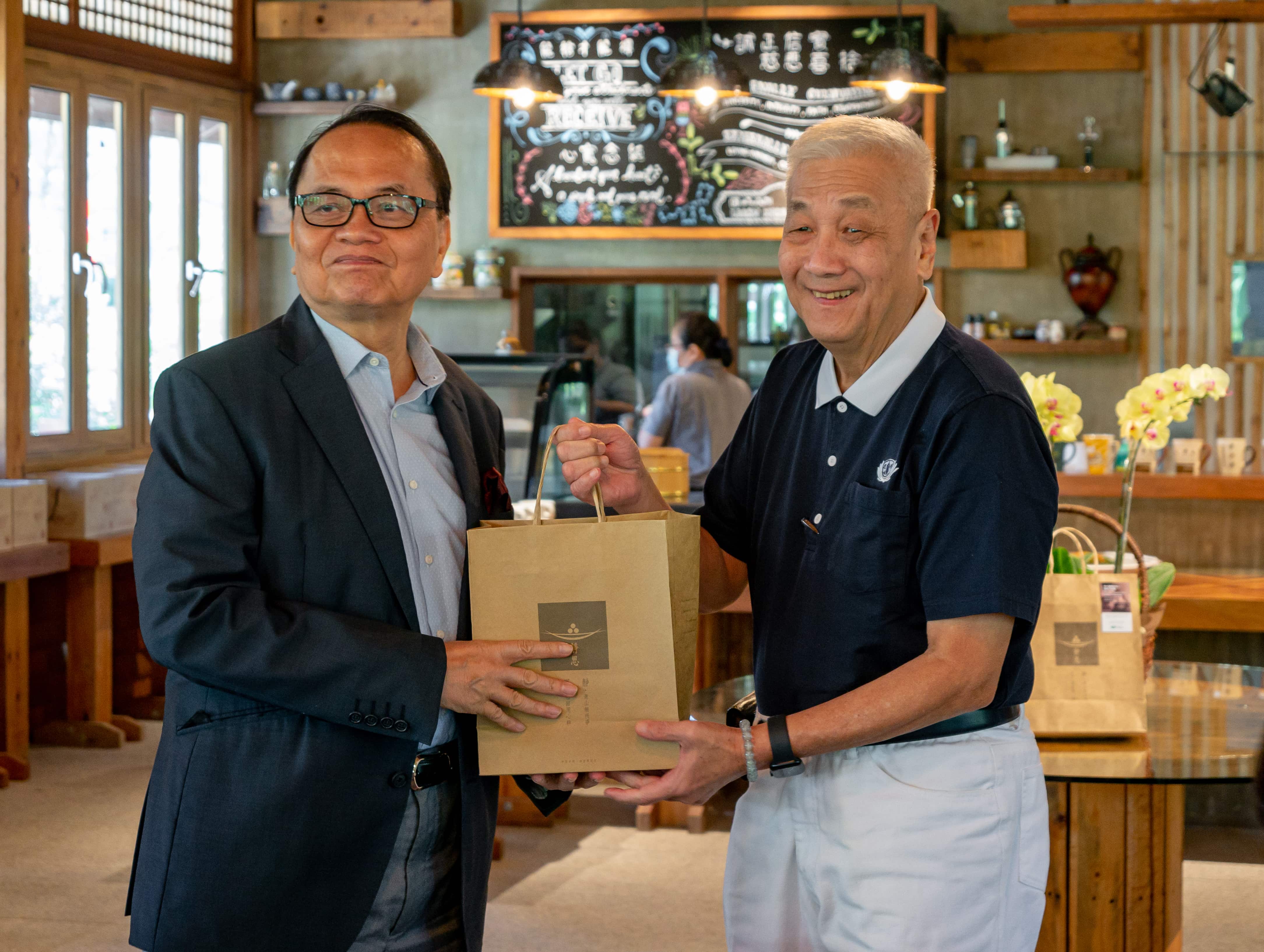 Tzu Chi CEO Henry Yuñez presenting Mr. Chito Sobrepeña with a token of appreciation. 【Photo by Daniel Lazar】