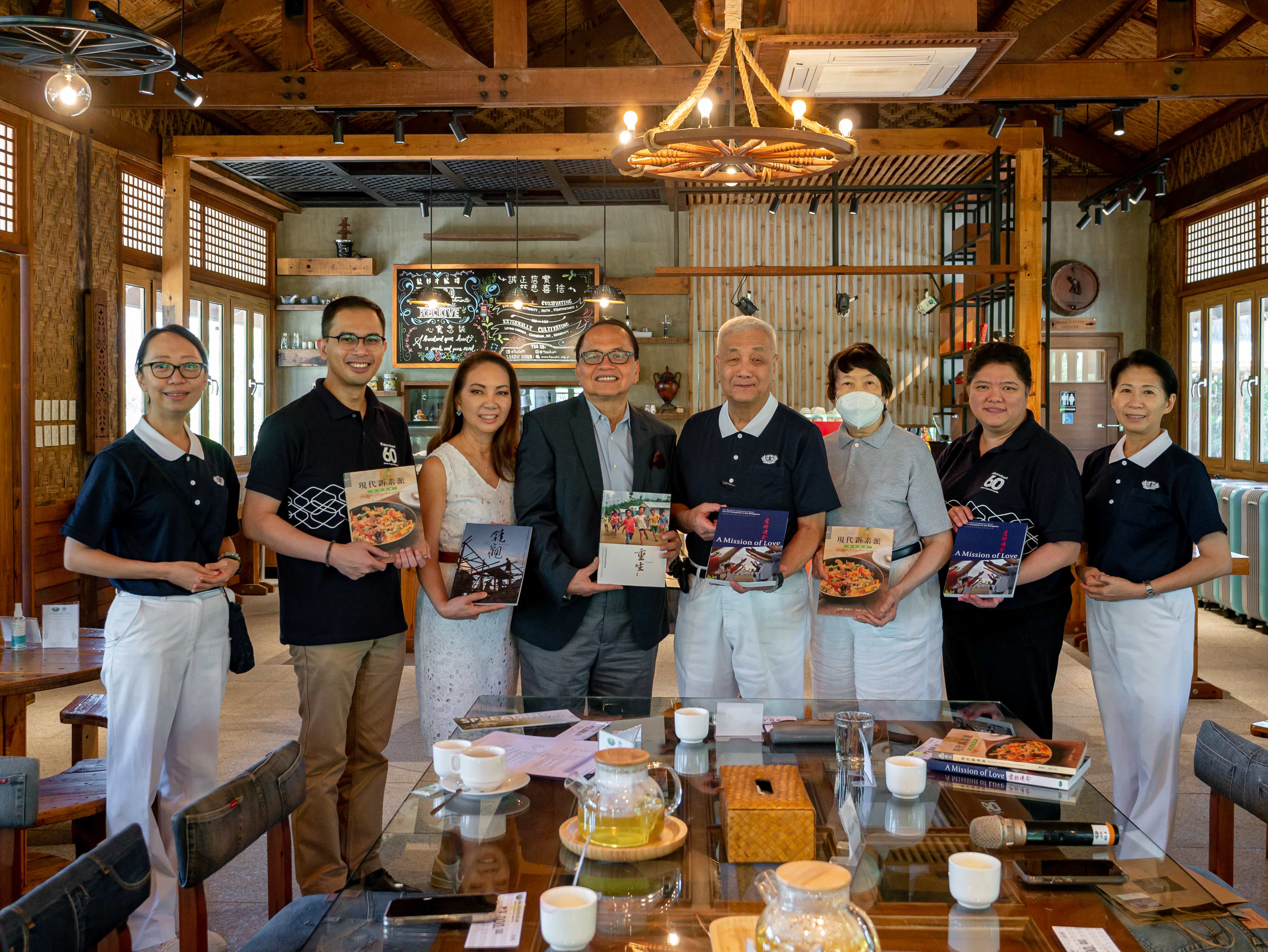 Group photo of Tzu Volunteers and MBFI execs. 【Photo by Daniel Lazar】