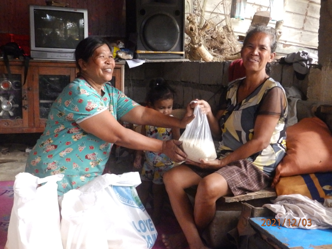 "Whatever you have, share it with others," says Doris Moaña (left), who divided the rice she received from Tzu Chi and shared it with a neighbor.