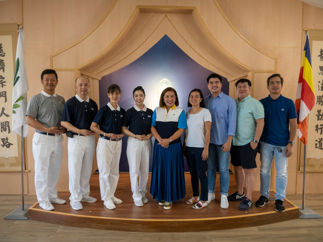 Tzu Chi Pampanga volunteers with officials from Pampanga State Agricultural University (from center to rightmost): Dr. Anita G. David (President), Dr. Alawi C. Canlas (Director for Admission and Registration Services), Mr. Carlo D. De Dios (Director for External and International Affairs), Mr. Jessie H. Licup (Supervising Administrative Officer), and Dr. Arnello S. Valerio (Director for Student Services and Development). 【Photo by Matt Serrano】
