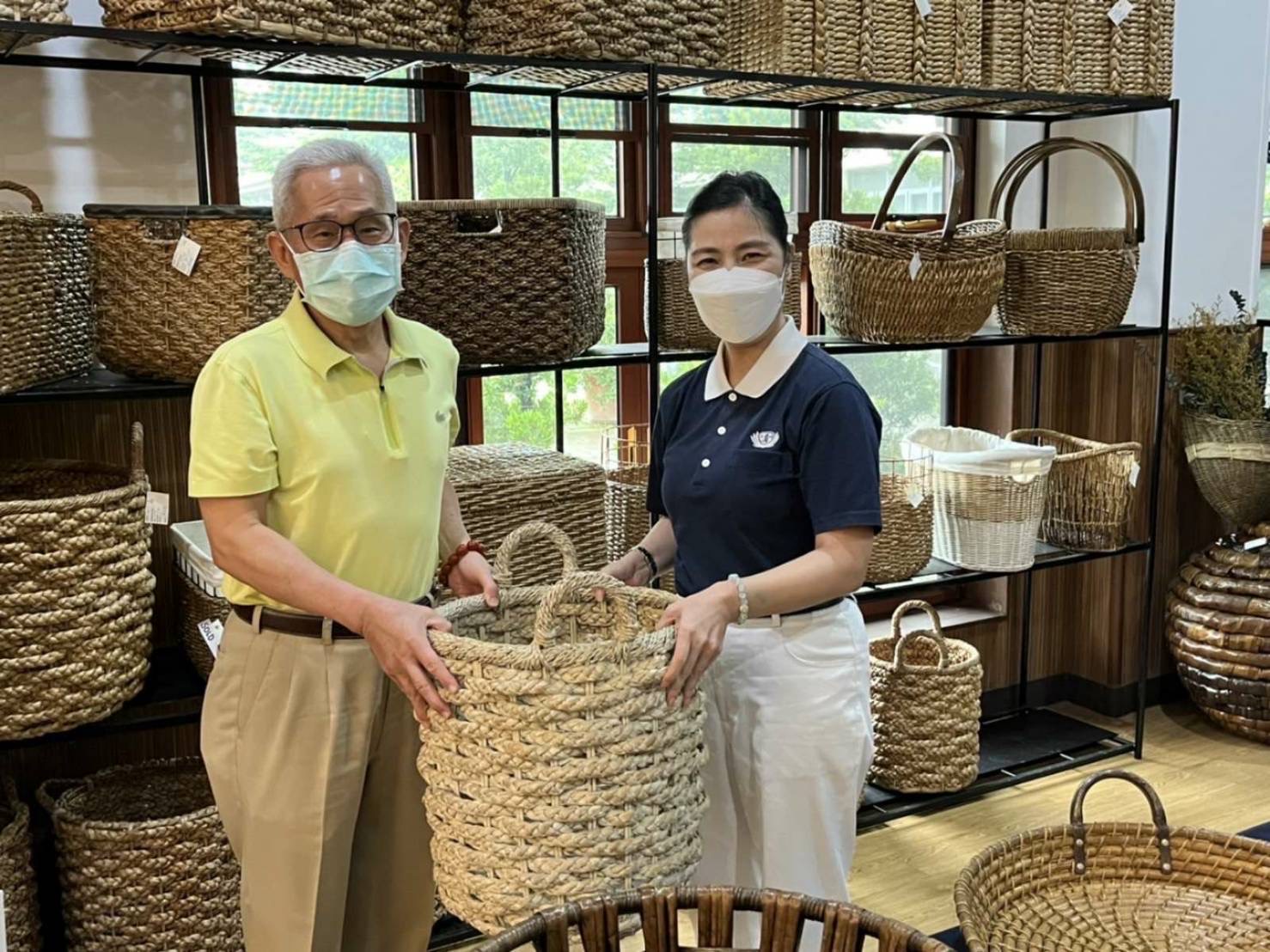 Tzu Chi volunteer Pansy Ho presenting a rattan basket to TECO Abassador Michael Hsu.