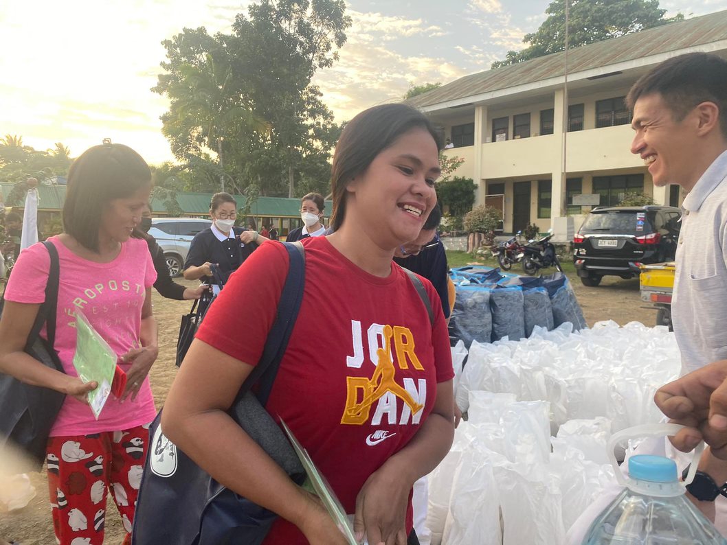 Beneficiary happily receives relief goods from Tzu Chi.