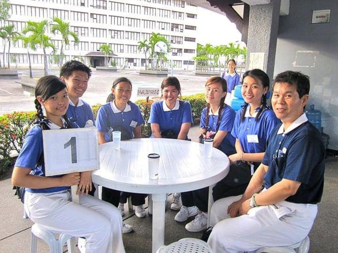 Before she was a doctor, Catherine Uy Cano (second from right), was a part of Tzu Chi Youth 13 years ago. 【Photo courtesy of Dr. Catherine Uy Cano 】