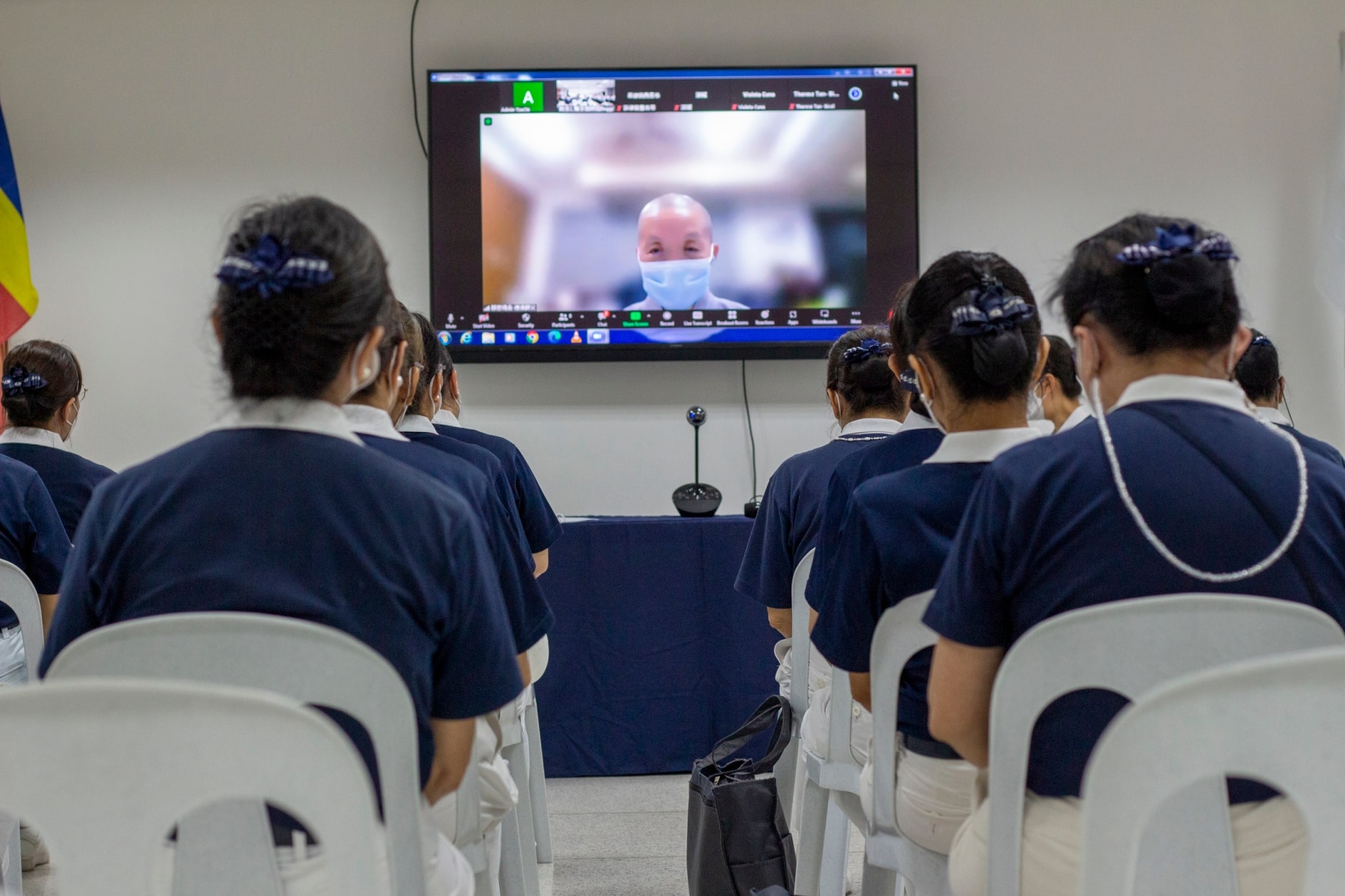 Volunteers are given the chance to interact with the nuns from Jing Si Abode in Taiwan in a live question and answer session.【Photo by Matt Serrano】