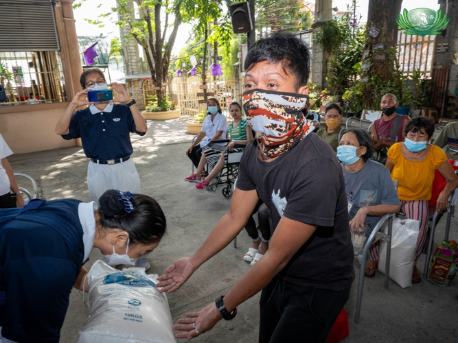 “I am so happy today. I didn’t expect that I would have the opportunity to receive rice. Big thanks to Tzu Chi Foundation,” says Ramon Roxas Jr. who earns 180 pesos a day as a scavenger. 【Photo by Kendrick Yacuan】