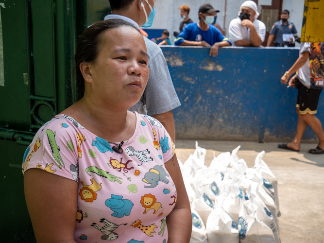 “The only thing I was thinking at that time was to save my children,” recalls Rosalie Banjao, mother to six children and wife to a construction worker. “My husband told me to go out immediately with my kids. They are most important to us.” 【Photo by Jeaneal Dando】