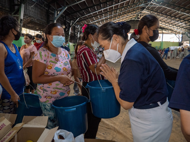 “I felt relieved,” says Rosalie. “This rice and all the things you gave us are such a big help. We can recover and start again. Thank you so much Tzu Chi Foundation for coming to our place.” 【Photo by Jeaneal Dando】