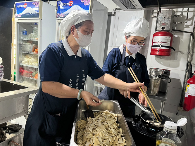 Tzu Chi volunteers also prepared and distributed healthy vegetarian food and snacks during the medical mission. Muslim patients and volunteers fasting from dawn to dusk during Ramadan took home some food and ate after sundown. 【Photo by Chun Chun Chong】