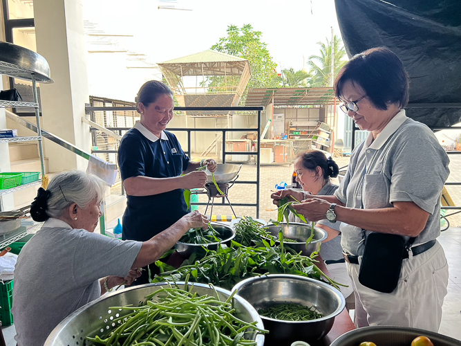 Tzu Chi volunteers also prepared and distributed healthy vegetarian food and snacks during the medical mission. Muslim patients and volunteers fasting from dawn to dusk during Ramadan took home some food and ate after sundown. 【Photo by Chun Chun Chong】