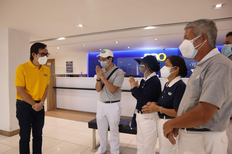 Kinlon Fan (second from left) and Tzu Chi volunteers meet BDO Regional Head for Visayas and Mindanao Cyrus Fulloso (in yellow) during relief operations for victims of Super Typhoon Odette (Rai) in January 2022. 