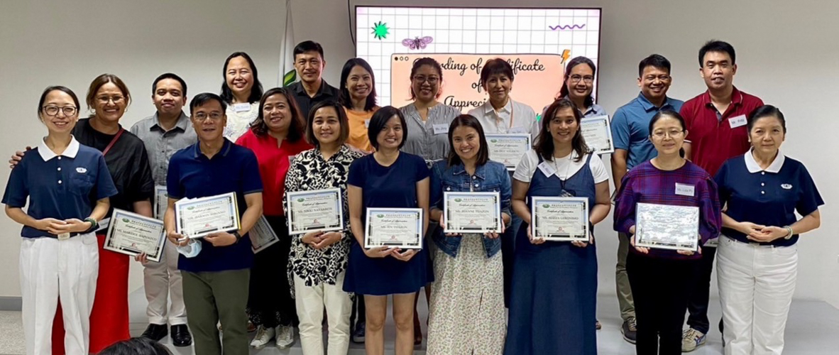 Guests of Tzu Chi’s Mock Interview and Career Talk receive certificates for their participation in this event.