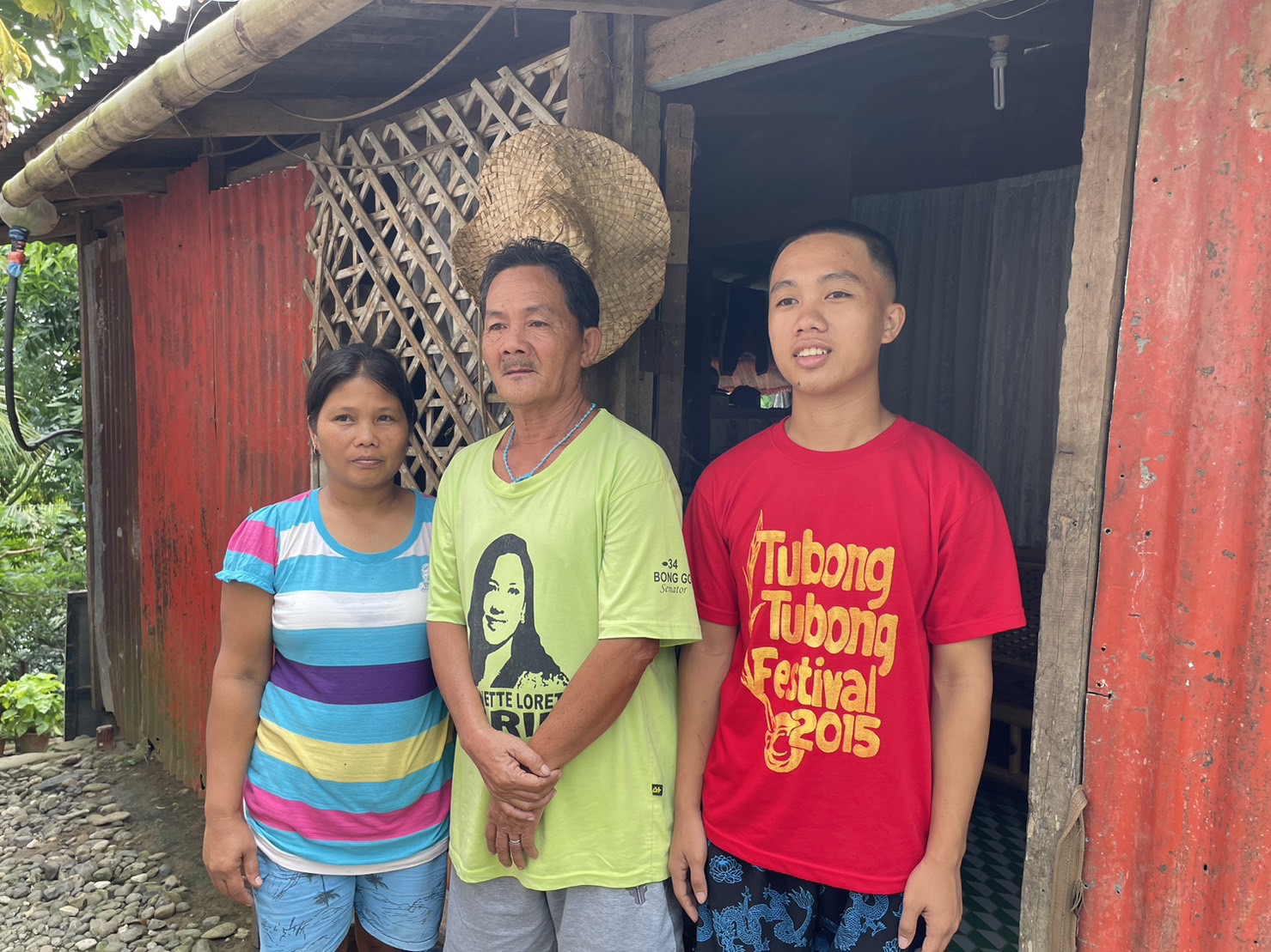 Karl Louie Tagriza (first from right) with his father Melchor (center) and mother Alejandra (first from left). Last year, Melchor suffered a stroke, leaving the responsibility of supporting the family to Alejandra, a laundrywoman.【Photo by Jeaneal Dando】