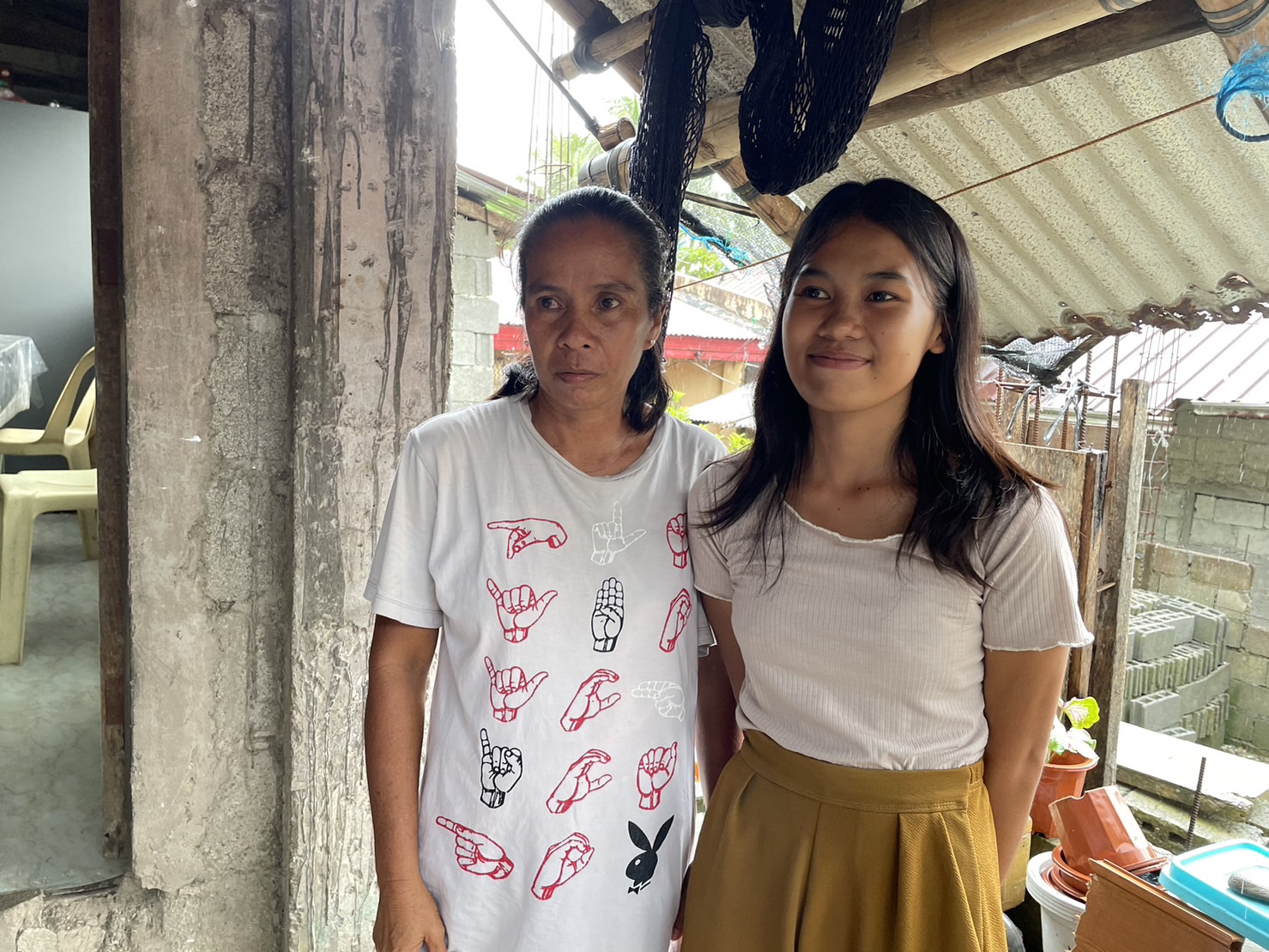 Fisherman’s daughter Rizalie Belarmino (right) poses with her mother Analie.【Photo by Jeaneal Dando】