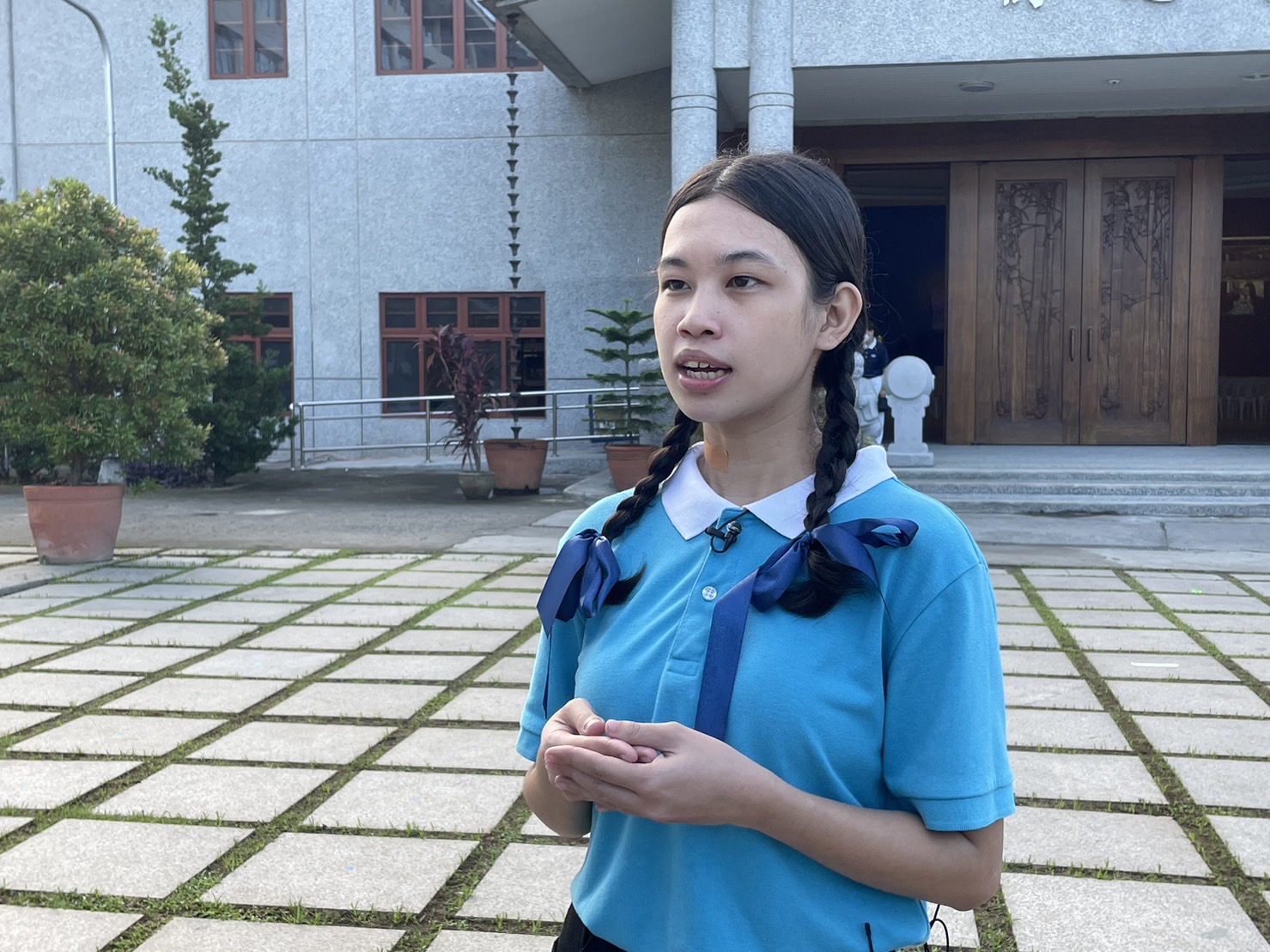 For Tzu Chi scholar Margo Janelle Ma-ang, bowing during 3 steps and 1 bow “represents how we apply the teachings in our lives, how we cherish what we learn and give it value for as long as we live.”  【Photo by Jeaneal Dando】