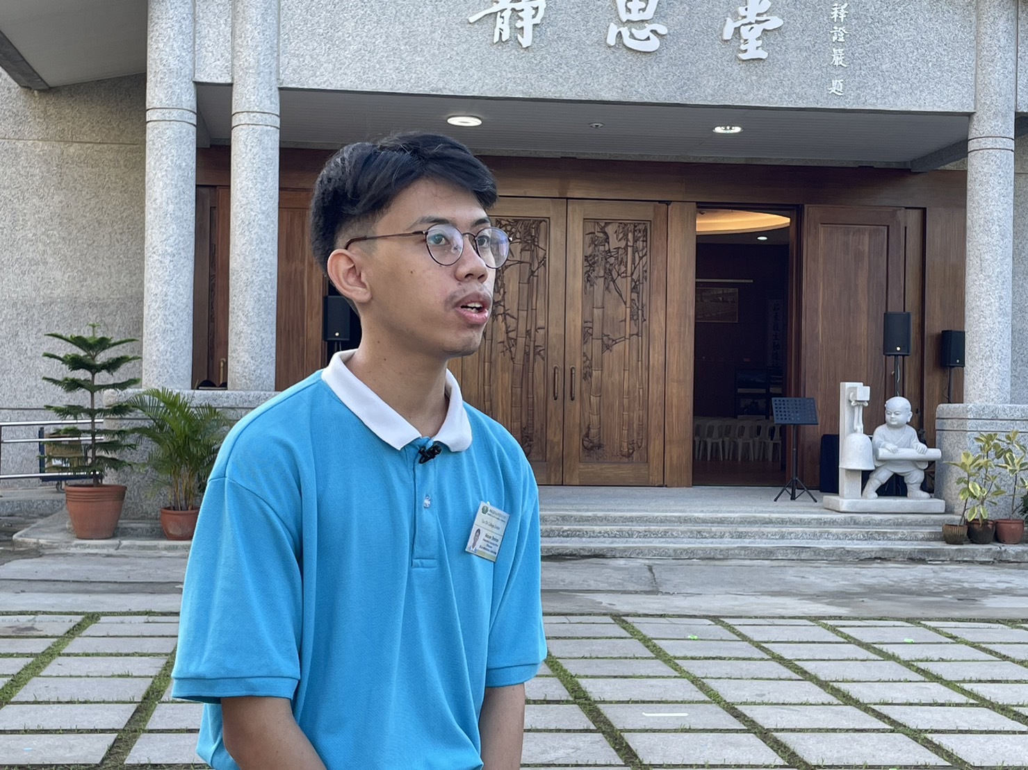 Tzu Chi scholar Maven Brences on his first 3 steps and 1 bow experience: “While doing it, I realized that no matter what our religion is, we can still show respect for other religions.” 【Photo by Jeaneal Dando】