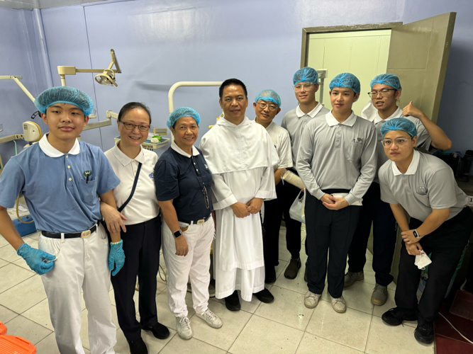 Father Allan Lopez (fourth from left), parish priest of San Lorenzo Ruiz and Companion Martyrs Parish, poses for a photo with Dr. Cheung Lai Chun (second from left), Tzu Chi Hualien’s Dr. Lee (fifth from left), Tzu Chi University medical students, and other Tzu Chi volunteers.