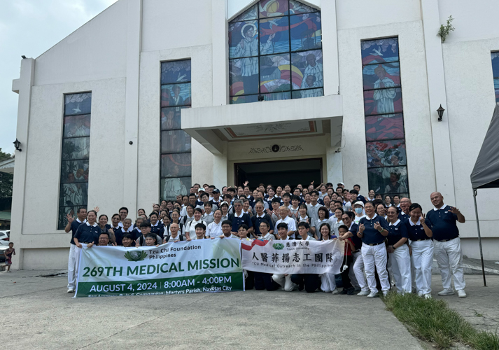 Another Tzu Chi medical mission in the books! Tzu Chi volunteers, Tzu Chi University medical students, and others take a group shot outside the San Lorenzo Ruiz and Companion Martyrs Parish in Navotas. 