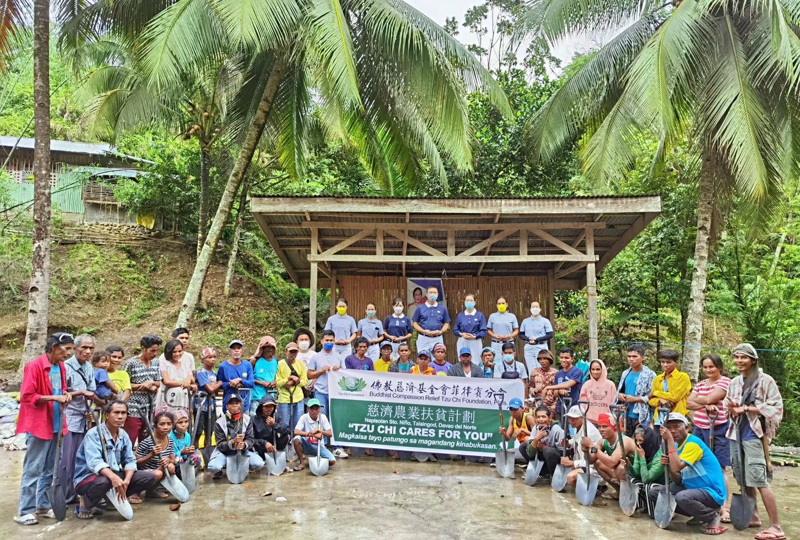 Tzu Chi volunteers (standing, back row) and pose with members of the indigenous community during a banana tree-planting program in Talaingod, a municipality some 130 kilometers away from downtown Davao. 