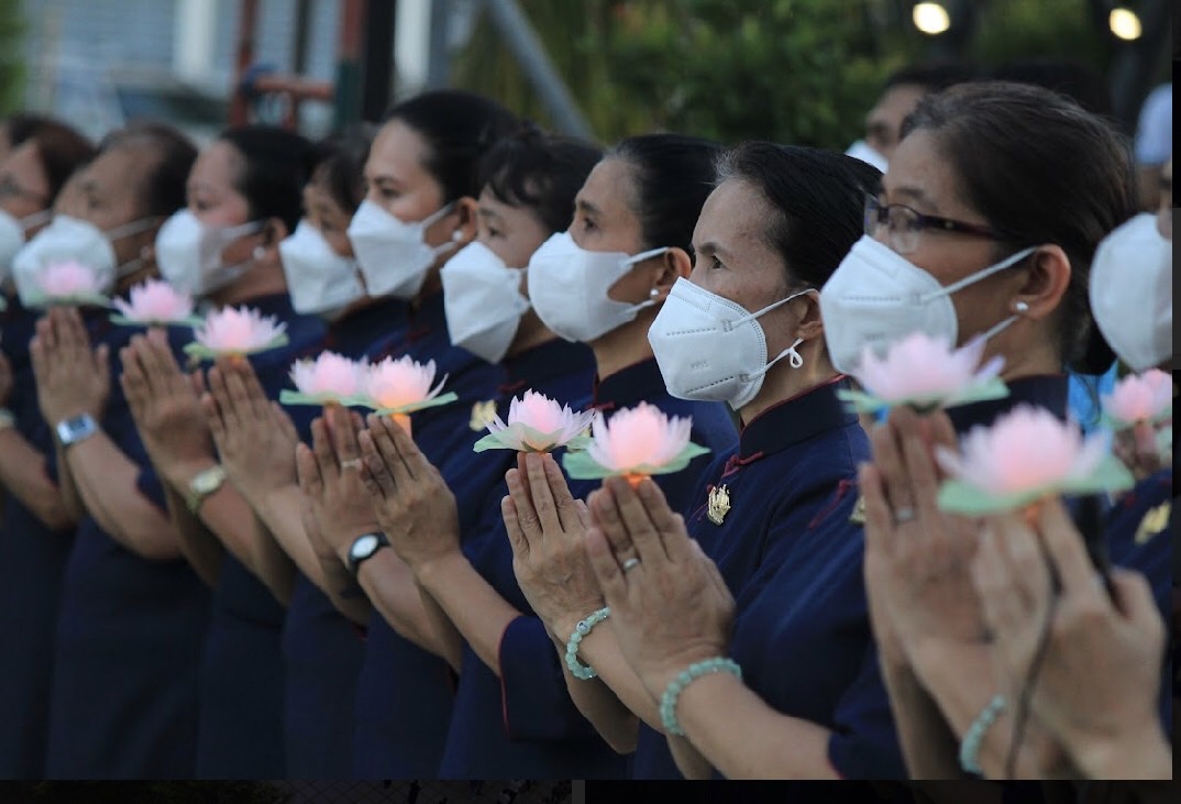 Tzu Chi commissioners hold lotus flower lights, a symbol of hope during an ongoing pandemic and numerous disasters. 【Photo by Kinlon Fan】