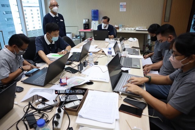 Cebu volunteers help encode the names of beneficiaries that will receive aid. 