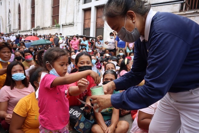 You’re never too young to help and make a difference: A little girl in storm-affected Sibonga makes a pledge in a Tzu Chi coin bank. 