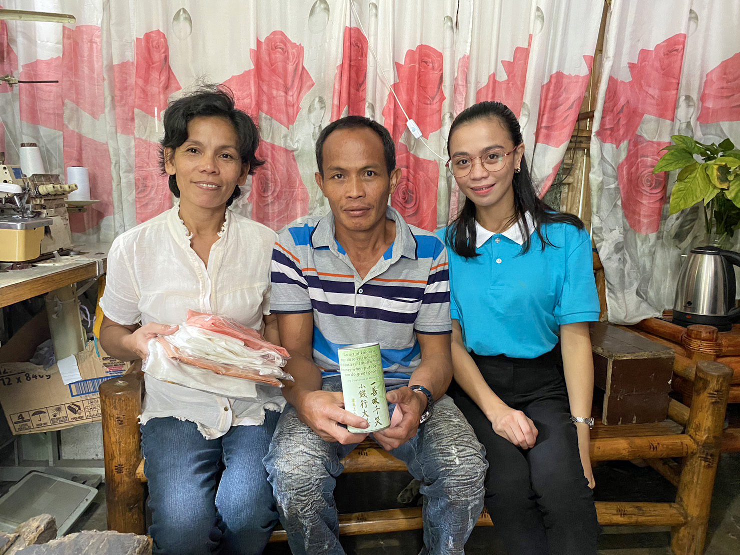 Former Tzu Chi long-term medical beneficiary Nelson Rosales Jr. (center) with his wife Labelyn (left) and eldest child and former Tzu Chi scholar (right) Daniella Joy. 【Photo by Matt Serrano】