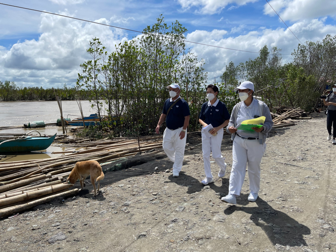 Volunteers go on foot to a site visit in Barangay Sto. Nino. 【Photo by Marella Saldonido】