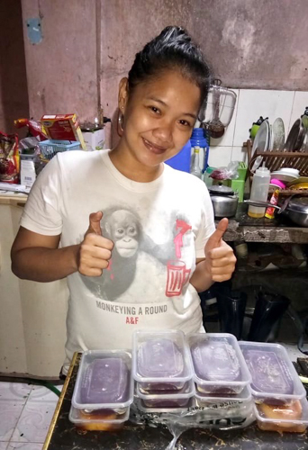 With the cash aid given to her by the Tzu Chi Foundation, Micholle Manila was able to expand her small food business. In addition to selling cooked viands, she resells sweet treats like ube and leche flan. 