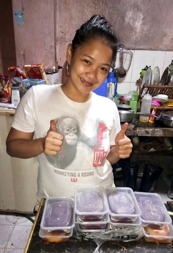 With the cash aid given to her by the Tzu Chi Foundation, Micholle Manila was able to expand her small food business. In addition to selling cooked viands, she resells sweet treats like ube and leche flan.