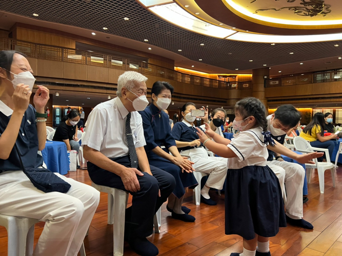 A preschooler greets Tzu Chi Philippines CEO Henry Yuňez (left), as Tzu Chi Philippines Deputy CEO and OIC Woon Ng looks on.【Photo by Jeaneal Dando】