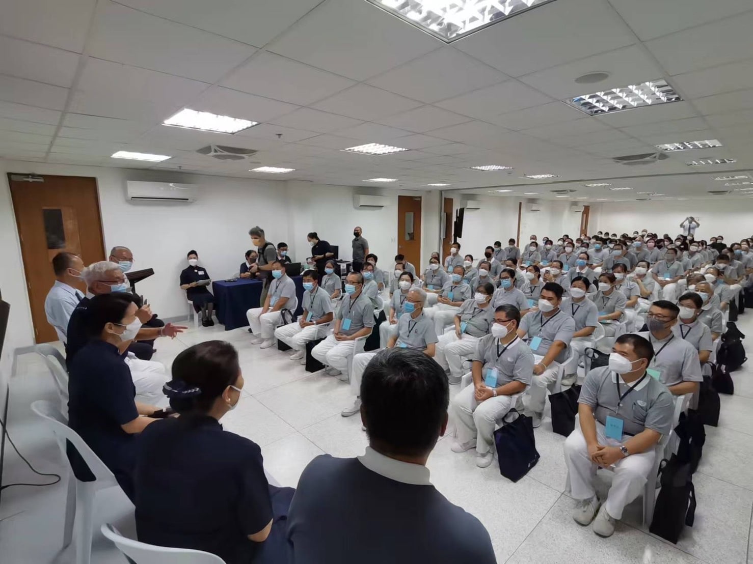 Volunteers in training listen intently to a speaker discuss the topic “Mission of Charity.” 【Photo by Matt Serrano】