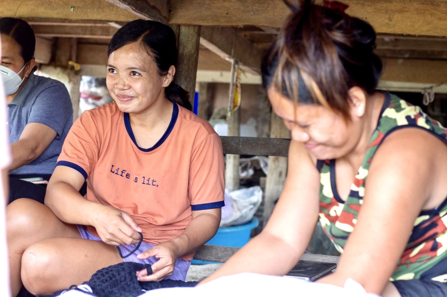 Of her participation in Tzu Chi’s loop line weaving project, Win Hannah Bernabi (left) says, “I’m happy because even if I’m at home, I have work. It also helps relieve my stress.”【Photo by Harold Alzaga】