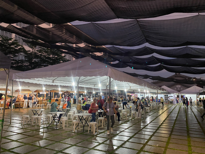 Fiesta Verde ’22 took on a night market look when it rained late in the afternoon on the first day. 【Photo by Matt Serrano】