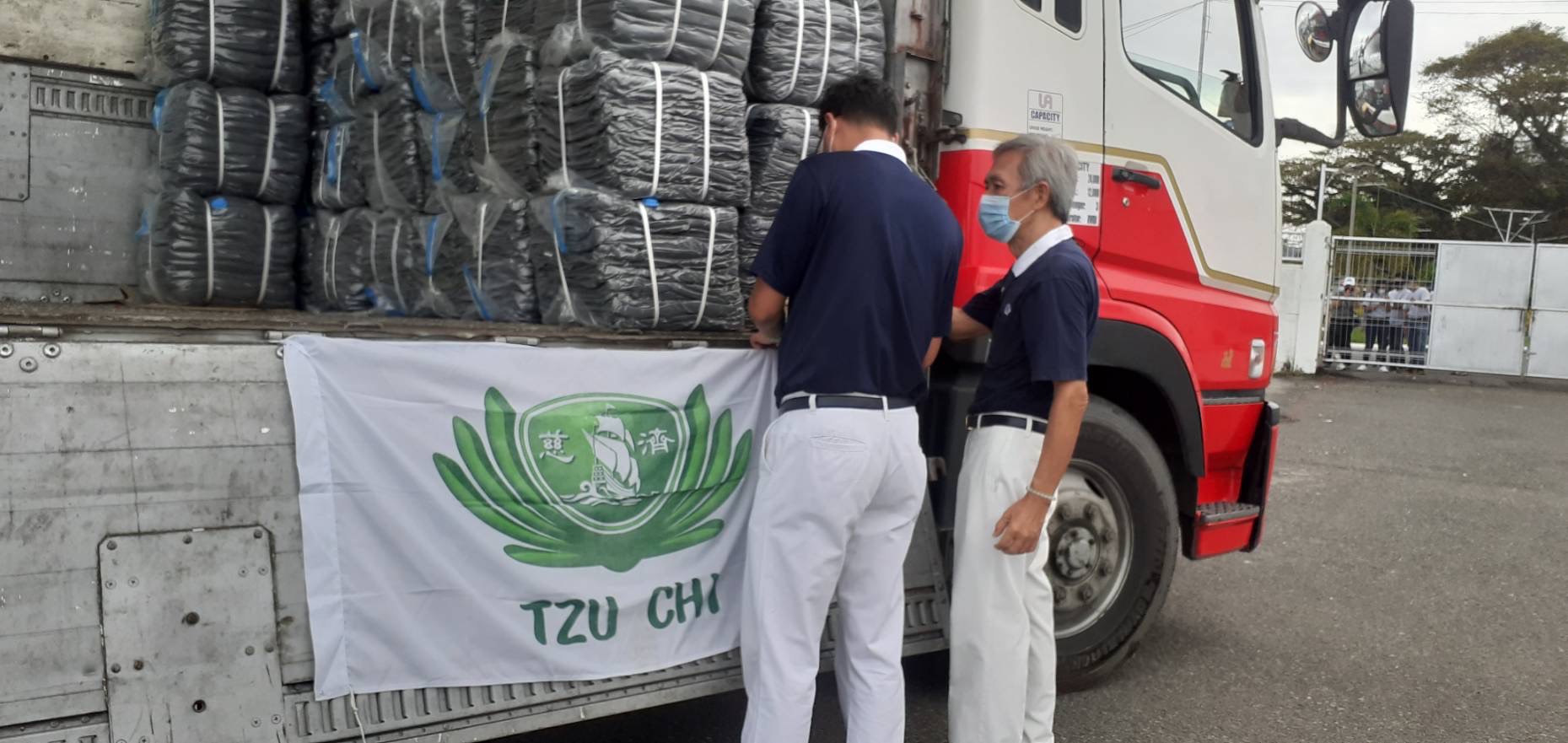 Tzu Chi volunteers from Tacloban receive the donated blankets.