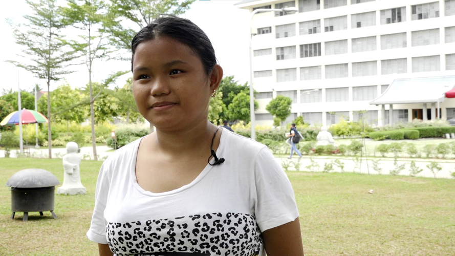 “I’m happy because what Tzu Chi gives is really of big help to prolong my life,” says Samantha Flores, diagnosed with Beta thalassemia major who receives 20,000 pesos monthly assistance for her blood transfusions and maintenance medicines.【Photo by Harold Alzaga】