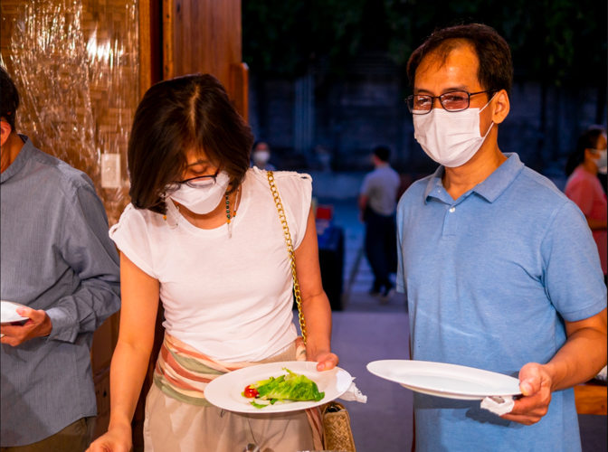 Vegans Auggie and Israel Suratos were among the guests at the veggie buffet for a cause. 【Photo by Daniel Lazar】