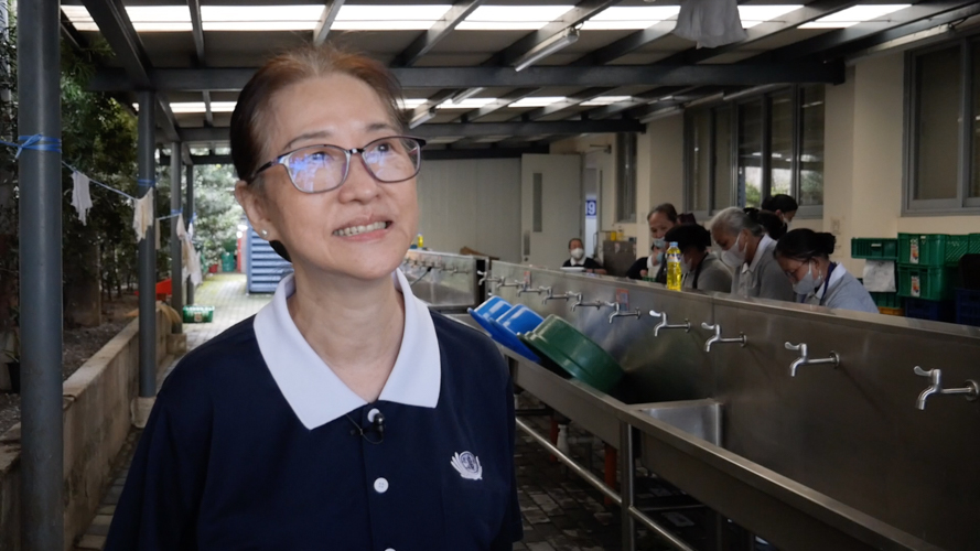 “I choose the simple tasks, the ones I know I can do and that will serve a lot of people,” says Tzu Chi volunteer Betty Manabat, who was part of Fiesta Verde 22’s dishwashing committee. 【Photo by Jeaneal Dando】