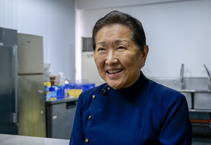 “We would like people to know that vegetarian baked products can be just as good as the ones you buy in the market,” says volunteer and head of Tzu Chi’s bakery Sally Yuñez. 【Photo by Jeaneal Dando】