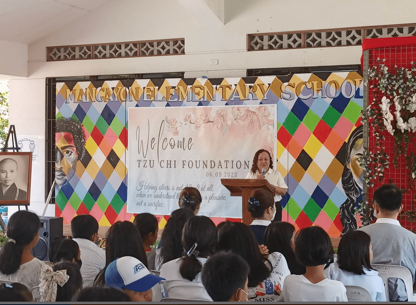 Maroja Belalisaro, EdD, Public School District Supervisior Compostela East, welcomes Tzu Chi volunteers. (Photo courtesy of Mangayon Elementary School Facebook Page)